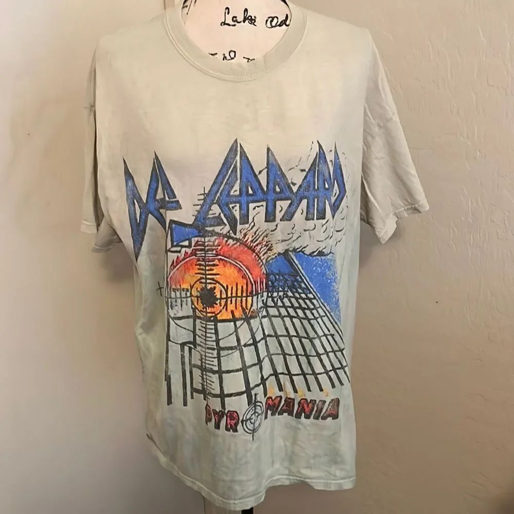 Def Leppard White Pyromania Graphic T-Shirt Music Concert Festival